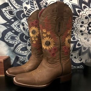 Soto boots beautiful and new only tried on and hand  stitched  with flowers.